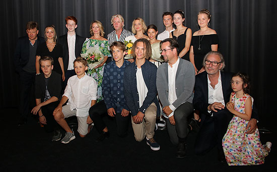 Regisseur Leander Hau&szlig;mann (2.v.r.) und die meisten der Darsteller des Films "Das Pubertier" auf der B&uuml;hne des Math&auml;er Filmplast in M&uuml;nchen, wie Justus von Dohn&aacute;nyi, Monika Gruber, Detlev Buck, Heike Makatsch, Harriet Herbig-Matten, Jan Josef Liefers (&copy;Foto: Martin Schmitz)